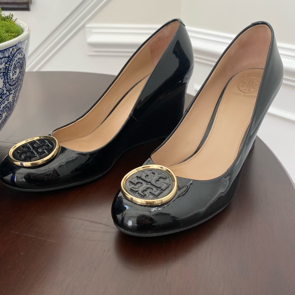 Excellent condition Tory Burch Twiggie Medallion wedge
